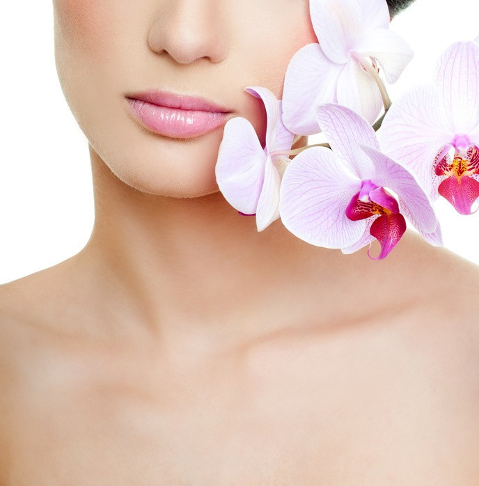Dekollet� Behandlung Dortmund - Ausschnitt eines weiblichen Gesichts mit Lippen und Dekollet�, eine Orchidee an der linken Gesichtsseite