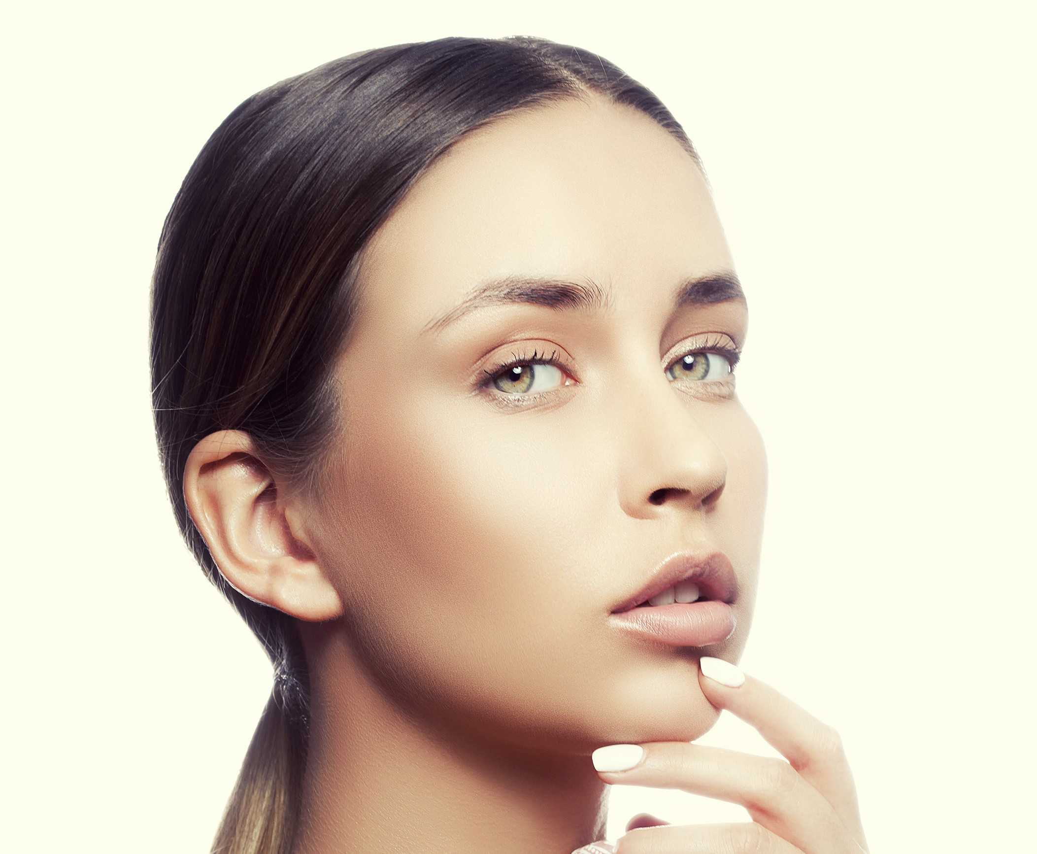 �sthetische Mesotherapie Dortmund - Ausschnitt eines weiblichen Gesichts mit Lippen und Dekollet�, eine Orchidee an der linken Gesichtsseite